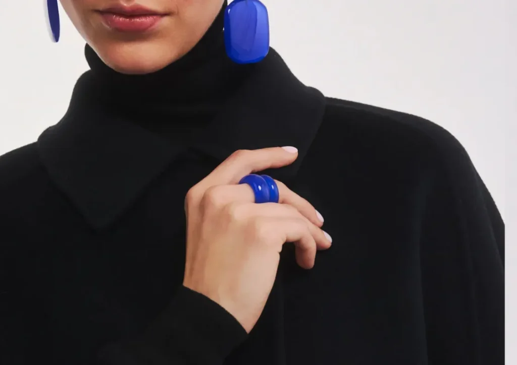 Pierścionki warstwowe, geometryczne czy z żywicy? Sprawdź, co jest hitem w tym sezonie